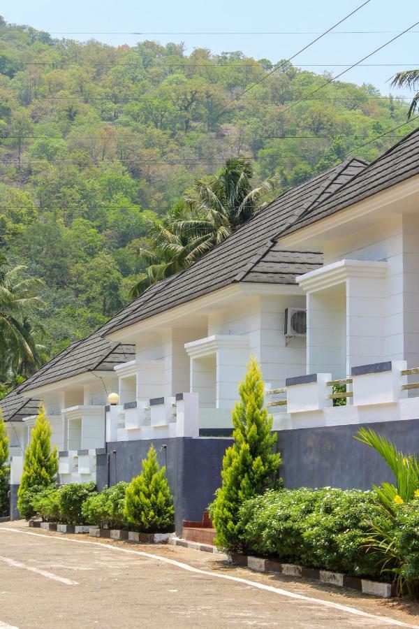Magic Land Resorts Athirapally Irinjalakuda Exterior photo