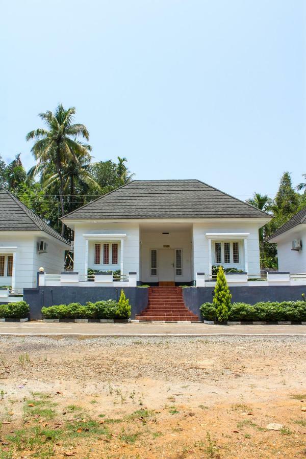 Magic Land Resorts Athirapally Irinjalakuda Exterior photo